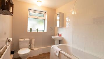 Bathtub, towels