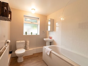 Bathtub, towels - Urban Apartment in Peterborough near Peterborough Cathedral (Peterborough)