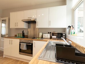Fridge, microwave, oven, electric kettle - Urban Apartment in Peterborough near Peterborough Cathedral (Peterborough)