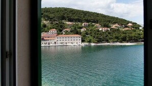 A view of a lake with buildings on a hillside. - Beautiful Holiday Home on the Island Brac, With the Sea and a Small Beach in Front of the Door (Pucisca)