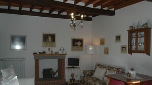 Living room - Welcoming Holiday Home in Panzano in Chianti With Balcony (Greve in Chianti)