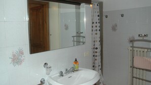 Shower, towels - Welcoming Holiday Home in Panzano in Chianti With Balcony (Greve in Chianti)