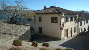 Exterior - Welcoming Holiday Home in Panzano in Chianti With Balcony (Greve in Chianti)