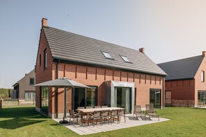 Outdoor dining - Villa by Lake Veere With Sauna (Wolphaartsdijk)