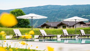 Apartment | Pool | Outdoor pool - Idyllic Penthouse in Höggen near Ski Slopes with Sauna (Radstadt)