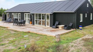 A modern black building with a flat roof and large windows. - Holiday Home in Jerup (Jerup)