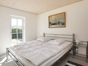 3 bedrooms, cribs/infant beds