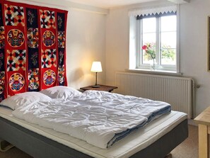 4 bedrooms, cribs/infant beds