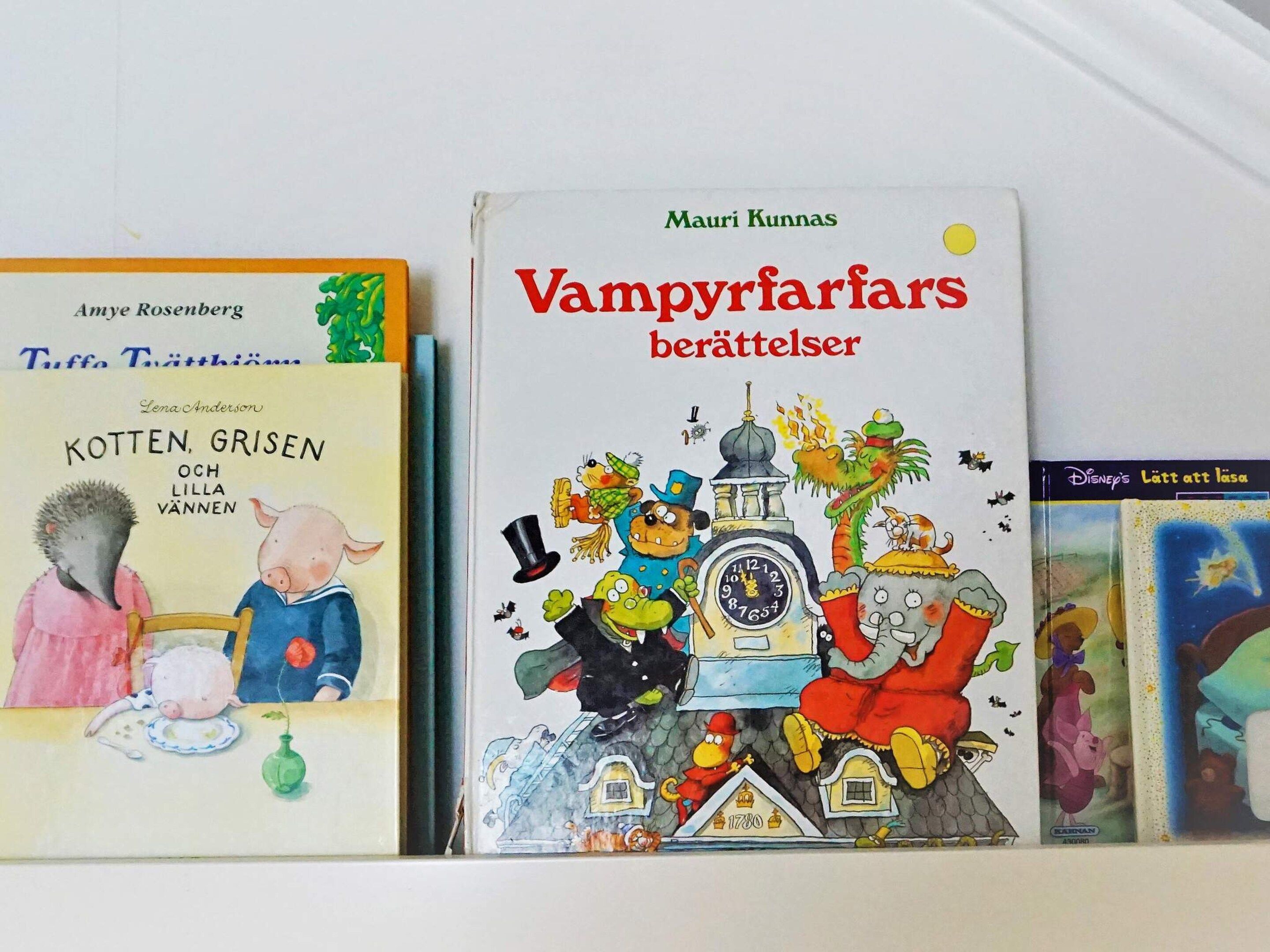 Una colección de libros infantiles en un estante.