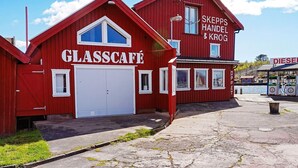 A red building with a large garage door and a sign that reads 'GLASSCAFE'.