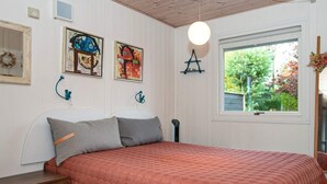 2 bedrooms, cribs/infant beds - 6 Person Holiday Home in Juelsminde (Juelsminde)