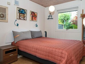 2 bedrooms, cribs/infant beds