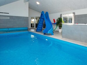 Una piscina techada, una piscina al aire libre