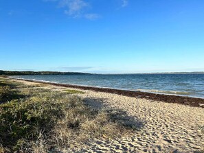 A beach with a sandy shore and a body of water. - 6 Person Holiday Home in Hadsund (Hadsund)