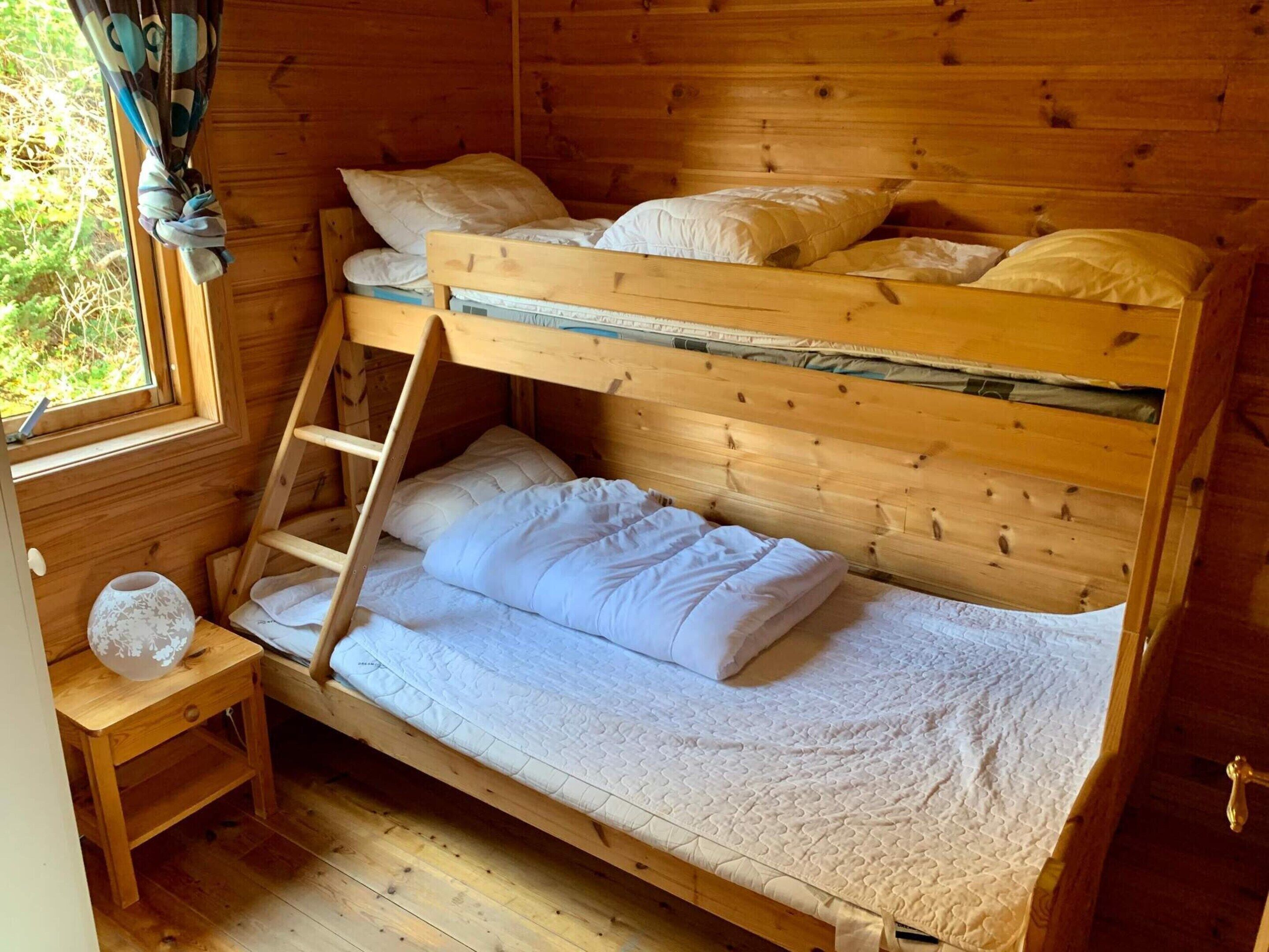 3 kamar tidur dan dilengkapi dengan perabotan berbeda-beda