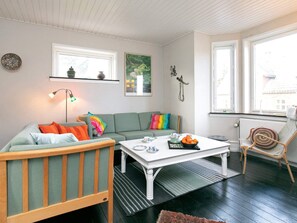 4 bedrooms, cribs/infant beds