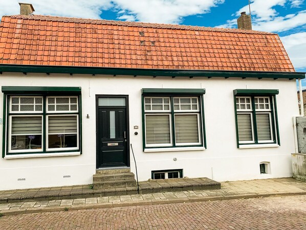 Exterior - Delightful Holiday Home in Ijzendijke With Terrace (IJzendijke)