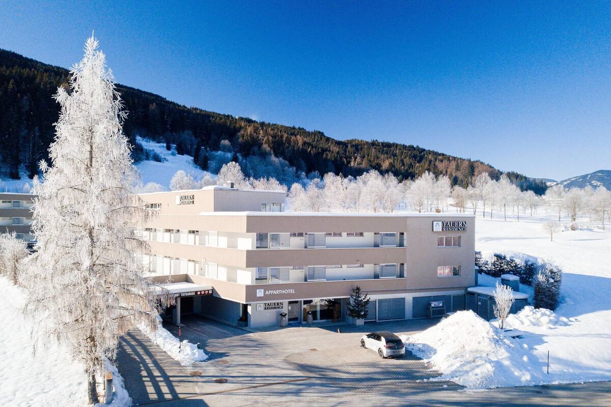 Un immeuble à plusieurs étages portant les enseignes « Apparhotel » et « Tavern Residence ».
