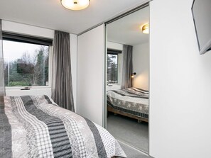 2 bedrooms, cribs/infant beds