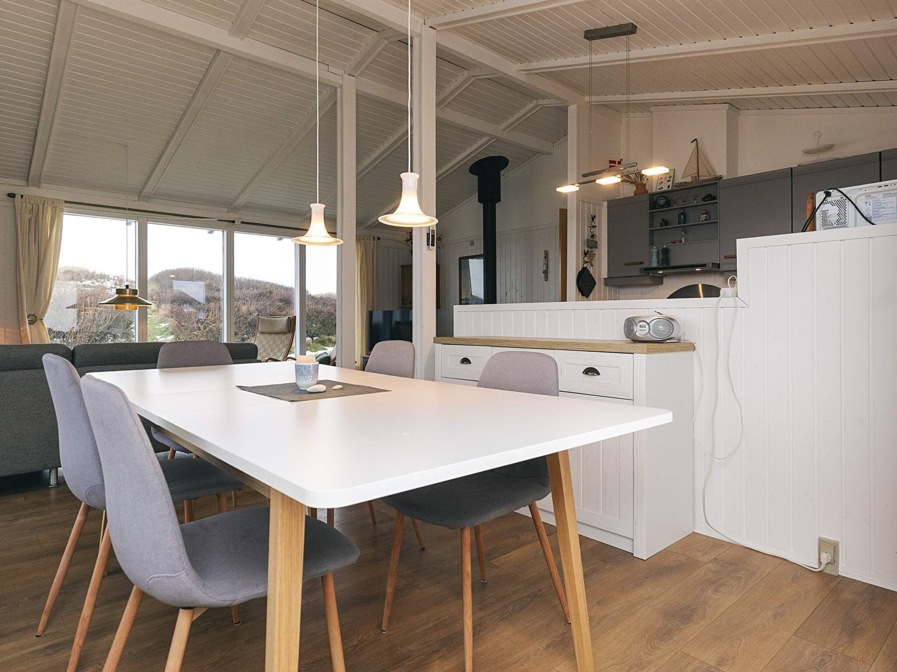 Eine moderne Küche mit weißer Arbeitsplatte, Holzschränken und integriertem Radio.
