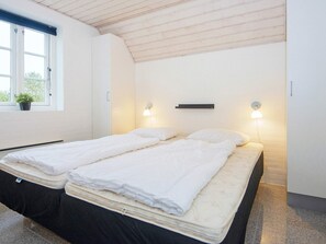 4 bedrooms - 10 Person Holiday Home in Ulfborg (Ulfborg)