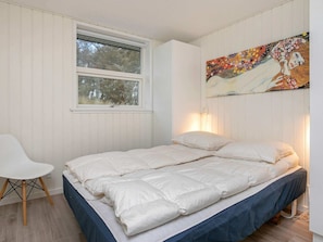 2 bedrooms, cribs/infant beds