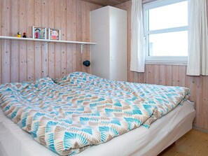 4 bedrooms, cribs/infant beds