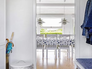 5 bedrooms, cribs/infant beds