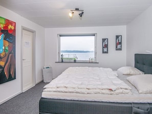 3 bedrooms, cribs/infant beds
