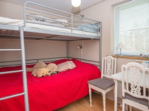 A bunk bed room with a desk and chair, a window with blinds, and a lamp. - 8 Person Holiday Home in Logstor (Logstor)