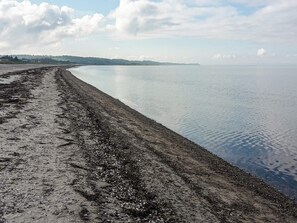 A beach with a clear sky and calm water. - 8 Person Holiday Home in Logstor (Logstor)