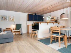 House | Dining - Sunny Hillside Cottage-by Traum (Ebeltoft)