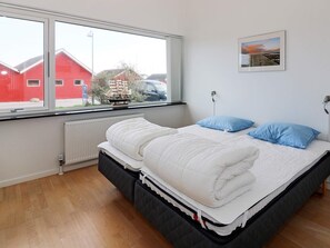 2 bedrooms, cribs/infant beds