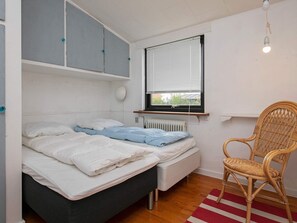 4 bedrooms, cribs/infant beds