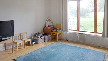 6 bedrooms, individually furnished, iron/ironing board