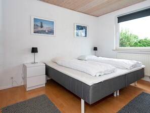 3 bedrooms, cribs/infant beds