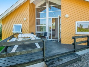 4 bedrooms, cribs/infant beds
