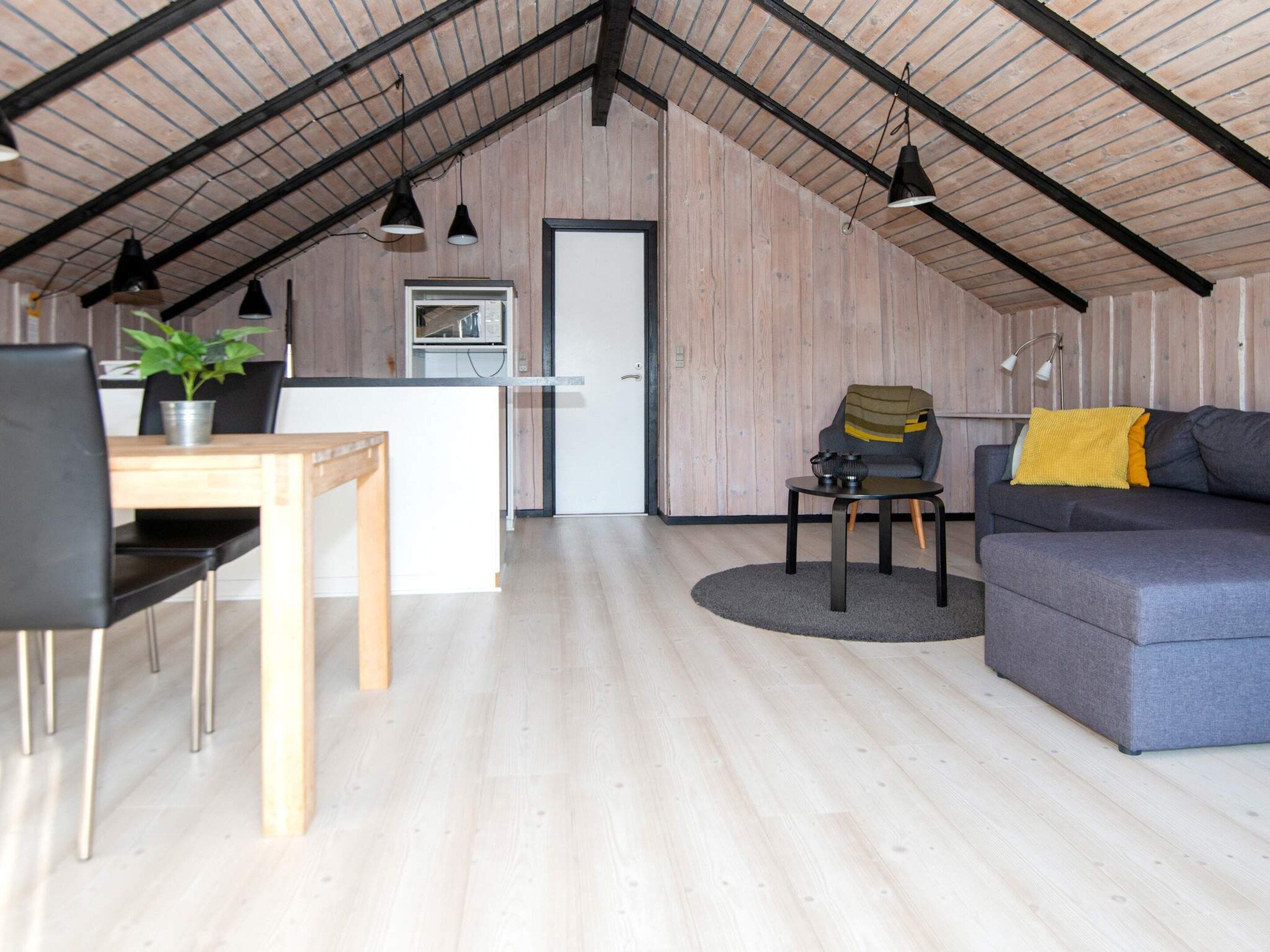 Habitación estilo loft con comedor, kitchenette y zona de estar.