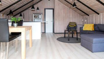 Habitación estilo loft con comedor, kitchenette y zona de estar.