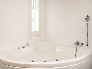 House | Spa treatment - Holiday Home in VÃ¦ggerlÃ¸se (Vaeggerlose)