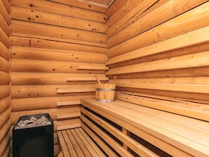 A wooden sauna with benches and a bucket. - Holiday Home in VÃ¦ggerlÃ¸se (Vaeggerlose)