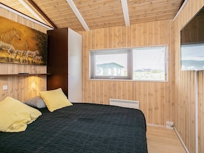 2 bedrooms, cribs/infant beds
