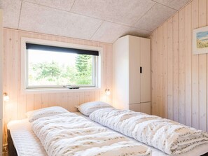 House | 3 bedrooms, individually furnished, bed sheets - 6 Person Holiday Home in Henne (Henne)