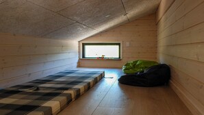 3 kamar tidur dan dilengkapi dengan perabotan berbeda-beda