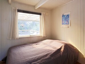 2 bedrooms, cribs/infant beds