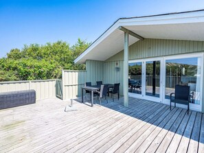 Outdoor dining - 6 Person Holiday Home in Henne (Henne)