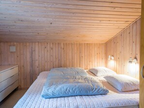 3 bedrooms, individually furnished, bed sheets - 6 Person Holiday Home in Henne (Henne)