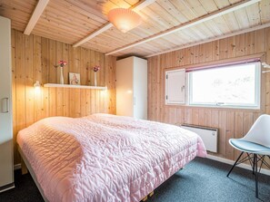 4 bedrooms, bed sheets