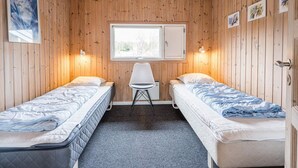 House | 4 bedrooms, bed sheets - 8 Person Holiday Home in Henne (Henne)