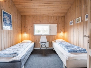 4 bedrooms, bed sheets